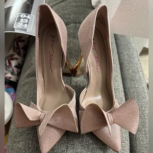 Betsey Johnson Women's Nobble Pump